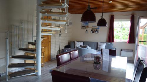 Essbereich mit Wohnzimmer im Erdgeschoss