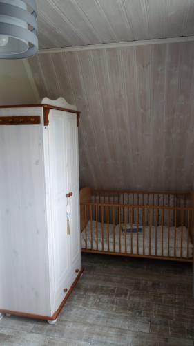 Schlafzimmer oben mit Kinderbett - Südseite